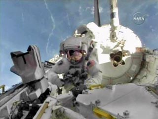 Астронавт Даниэль Тани, который вместе со Скоттом Паразински совершает второй выход в открытый космос в рамках нынешнего полета шаттла Discovery к Международной космической станции (МКС), обнаружил на оборудовании станции необычные следы износа