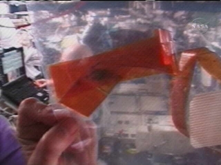 Астронавт с помощью специальной клейкой ленты собрал образцы постороннего материала для передачи их на Землю