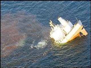 Датские спасатели пытаются удержать на плаву словацкое грузовое судно Omer N, потерпевшее катастрофу в Балтийском море