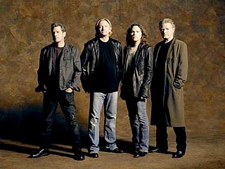 В США начинается продажа первого за 28 лет студийного альбома группы Eagles
