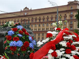 Имена жертв политических репрессий зачитывают на Лубянской площади