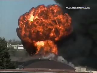 На химическом заводе неподалеку от американского города Де-Мойн (штат Айова) взорвались емкости с химикатами и возник пожар