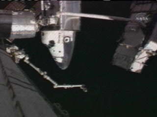 Астронавты Скотт Паразински и Даниель Тани не успели подключить электрическое оборудование к специальному блоку, с помощью которого появится возможность перемещать рукой-манипулятором установл енный на станции новый модуль Harmony