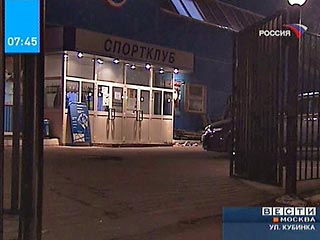 У входа в спортклуб на улице Кубинка на западе Москвы в понедельник вечером было обнаружено взрывное устройство, закрепленное на радиоуправляемой модели автомобиля