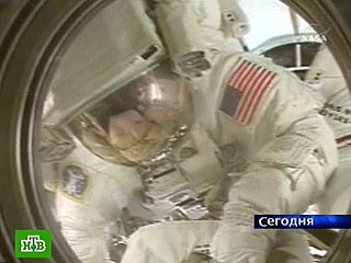 Третий из пяти запланированных на нынешний полет шаттла "Дискавери" выход астронавтов в открытый космос начался сегодня в 11:45 по московскому времени
