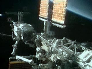 Астронавты американского космического корабля Discovery успешно завершили третий из пяти запланированных на нынешний полет шаттла выходов в открытый космос