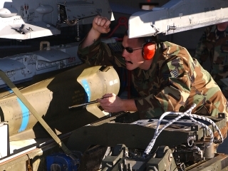С подвески боевого истребителя F/A-18C Hornet, завершавшего свой тренировочный полет и направлявшегося к аэродрому, сорвалась учебная бомба