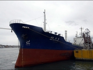 В КНДР прибыл первый танкер с американским мазутом, предоставленным Соединенными Штатами в обмен на демонтаж северокорейской ядерной программы