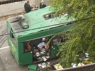 Следствие отрабатывает несколько версий о том, кто может стоять за взрывом автобуса в Тольятти, в результате которого погибли восемь и ранены 56 человек.