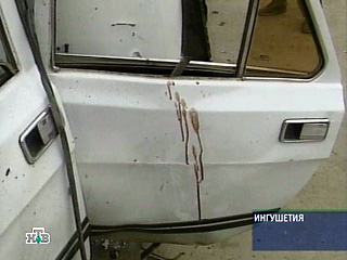 Около 17:00 по московскому времени неизвестные, находившиеся в автомашине "ВАЗ-21112" серебристого цвета, обстреляли служебный автомобиль, которым управлял Халухаев. В результате обстрела Халухаев получил ранения, он доставлен в больницу