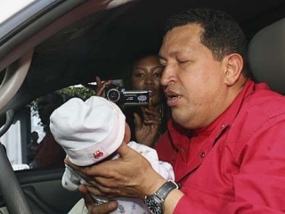 Всемирно известная чернокожая топ-модель все время находилась рядом с президентом, брала на руки детей, записывала на диктофон разъяснения Чавеса, министров, мэра венесуэльской столицы, строителей, работающих здесь медиков и жителей квартала