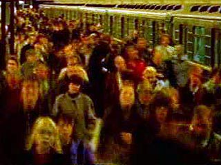 Люди стояли в несколько рядов, пытаясь зайти в поезда, переполненные уже начиная от конечной станции "Выхино"