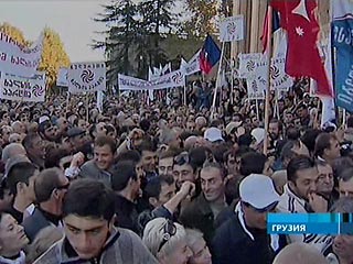 Митинг оппозиционеров в Тбилиси набирает обороты: у здания парламента собрались пять тысяч человек