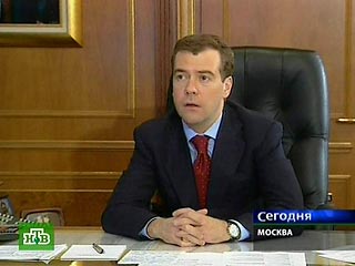 Вице-премьер Медведев обещает, что рост цен на нефть не приведет к "неожиданностям" в России