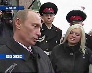 Президент России Владимир Путин заявил в воскресенье, что идея национального единства, заложенная в празднике 4 ноября заслуживает продержки.     