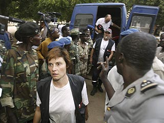 Власти Чада согласились освободить трех французских журналистов и четырех испанских стюардесс