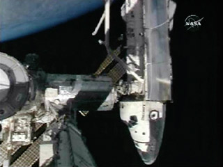 Астронавты американского шаттла Discovery, который в среду возвращается на Землю после двухнедельного полета к Международной космической станции, провели в понедельник обследование корпуса корабля на предмет повреждений