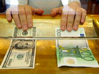 Курс доллара США в ходе торгов в Лондоне во вторник обновил рекордный минимум по отношению к евро, опустившись до 1,4543 доллара