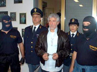 Операция итальянской полиции, которой в понедельник удалось арестовать Сальваторе Ло Пикколо, считающегося "крестным отцом" сицилийской мафии, его сына Сандро и еще двух крупных мафиози, получили высокую оценку правительства страны и местных властей