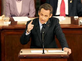 Президент Франции Николя Саркози, выступая перед членами Конгресса США, предостерег Соединенные Штаты от риска спровоцировать "экономическую войну", если они попытаются выпутаться из своих бед путем девальвации валюты, допустив безудержное падение доллара