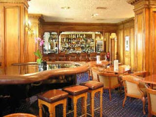 Бар Pine Bar в отеле Millennium в центре Лондона, где год назад произошло отравление полонием экс-офицера ФСБ РФ Александра Литвиненко, вновь открылся для посетителей