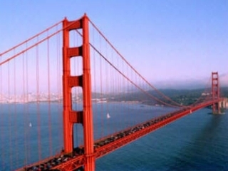 Плотная пленка мазута окружила остров Алькатрас в заливе Сан-Франциско и уже начала расползаться в водах Тихого океана, продвигаясь за "замыкающий" залив мост Golden Gate