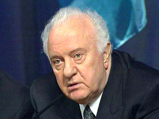 Бывший президент Грузии Эдуард Шеварднадзе прокомментировал агентству "Интерфакс" последние события в стране