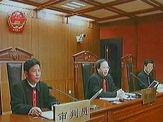 Предолимпийская борьба за мораль в Китае дошла до судей: им запретили стричься наголо и прогуливаться с коллегами "под ручку"