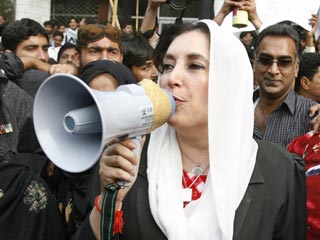 Бывший премьер-министра Пакистана Беназир Бхутто продолжила участие в антиправительственных демонстрациях после того, как вышла из-под домашнего ареста