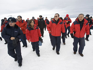 Генеральный секретарь ООН Пан Ги Мун, посетив Антарктику, выразил обеспокоенность фактом таяния ледников и пообещал принять "экстренные меры в сложившейся чрезвычайной ситуации"