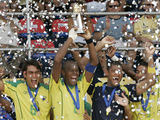 Сборная Бразилии по пляжному футболу выиграла золотые медали чемпионата мира, проходившего на песке знаменитого пляжа Копакабана в Рио-де-Жанейро