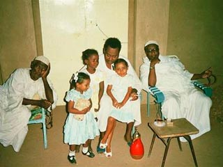 В суданском городе Атбара произошло неординарное событие: девушка из уважаемой христианской семьи, несмотря на запреты родственников, вышла замуж за мусульманина, а позже ее родственники приняли ислам