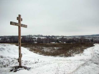 У деревенской околицы сектанты установили крест