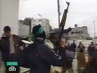 Боевики радикальной группировки "Хамас" расстреляли семь сторонников движения "Фатх" в воскресенье в секторе Газа. Они применили огнестрельное оружие для разгона демонстрации приверженцев "Фатх", посвященную третьей годовщине смерти главы палестинской авт