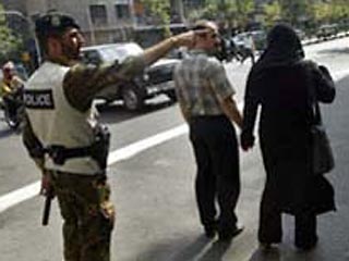 В Иране в расцвет правительственной борьбы "за мораль" в тюрьме погибла девушка, арестованная за прогулку с кавалером