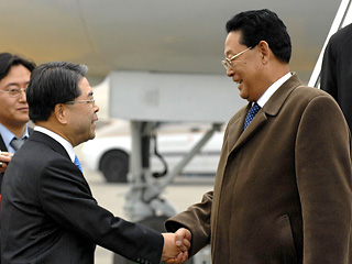 Премьер-министры Южной Кореи и КНДР начали первые за 15 лет переговоры, на которых должны быть намечены конкретные планы реализации договоренностей лидеров двух корейских государств о мире и совместном процветании
