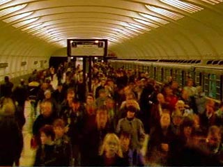 По предварительной оценке представителей подземки, в среду к среднесуточной "норме" в 9 миллионов пассажиров, в московском метро прибавилось еще не менее полумиллиона человек