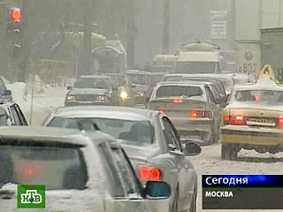 Обильный снегопад, начавшийся в Москве около 8 часов утра в четверг, ослабеет в течение двух-трех часов