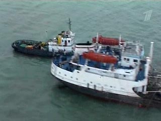 МЧС РФ: Работы по откачке мазута с расколовшегося танкера в Керченском проливе завершатся к полудню