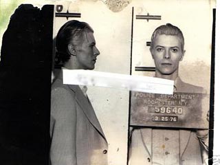 На интернет-аукционе eBay появилась ранее не публиковавшаяся фотография рок-музыканта Дэвида Боуи, сделанная в 1976 году в полицейском участке Нью-Йорка