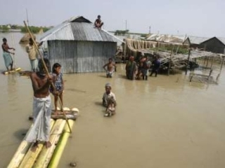 На прибрежные районы Бангладеш обрушился мощный тропический циклон. Стихия разрушила тысячи жилых построек вдоль побережья