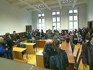 В Германии судят неоднократно судимого педофила, которому удалось устроиться на работу в детский сад вахтером. Теперь его обвиняют в растлении двух детей