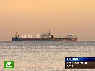 Мазут продолжает вытекать в море из носовой части российского танкера "Волгонефть-139", переломившегося и затонувшего в воскресенье в Керченском проливе