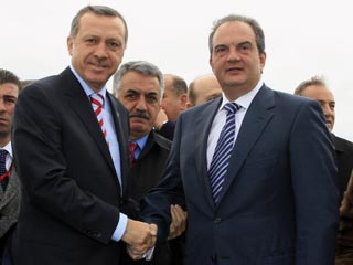 Турецкий премьер-министр Тайип Эрдоган и его греческий коллега Костас Караманлис пожали друг другу руки во время церемонии открытия 285-километрового газопровода между городами Качарабей