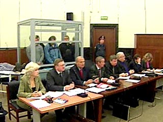 К заключению на срок от семи до 16 лет приговорил во вторник Московский городской суд четырех сотрудников Московского уголовного розыска (МУР), которых присяжные признали виновными виновными по делу о коррупции