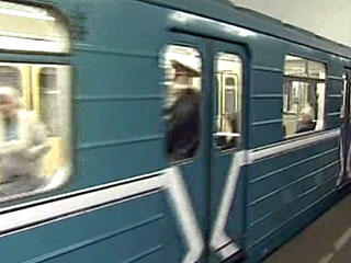 В Москве в метро вечером во вторник под поезд попал человек, что привело к сбою в движении поездов в "час-пик"