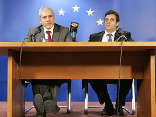 Встреча продолжалась три часа, в ней участвовали президент Сербии Борис Тадич, премьер-министр Воислав Коштуница