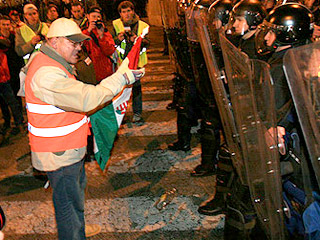 В среду в центре Будапешта специальные силы полиции разогнали толпу демонстрантов, собравшихся перед парламентом Венгрии