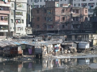 ООН выделила дополнительно 4 млн долларов на оказание помощи жертвам циклона "Сидр", в результате которого в Бангладеш погибли 3,5 тысячи человек, разрушены 450 тысяч жилых домов