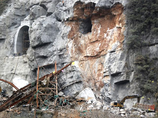 В центральной провинции Китая Хубей в результате схода оползня были похоронены заживо 27 пассажиров автобуса, еще один рабочий, занятый на строительстве железнодорожного туннеля в горах, погиб на месте происшествия